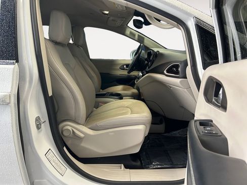 Used 2021 Chrysler Pacifica Touring-L image 10