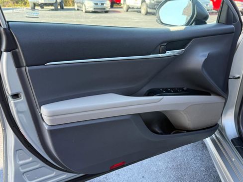 Used 2020 Toyota Camry SE image 8