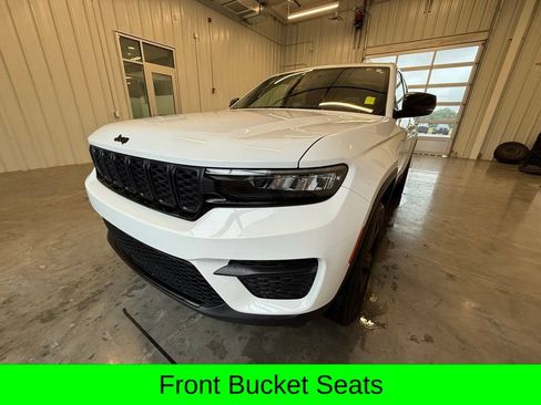 Used 2025 Jeep Grand Cherokee Altitude AWD/4WD image 15