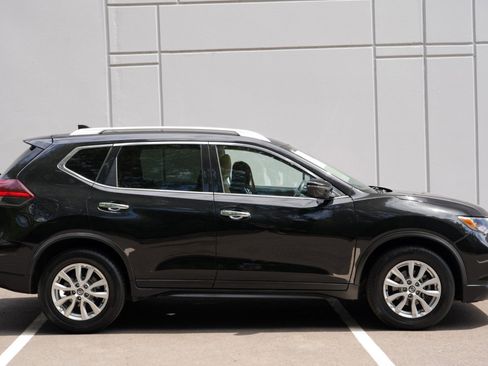 Used 2020 Nissan Rogue SV FWD image 47