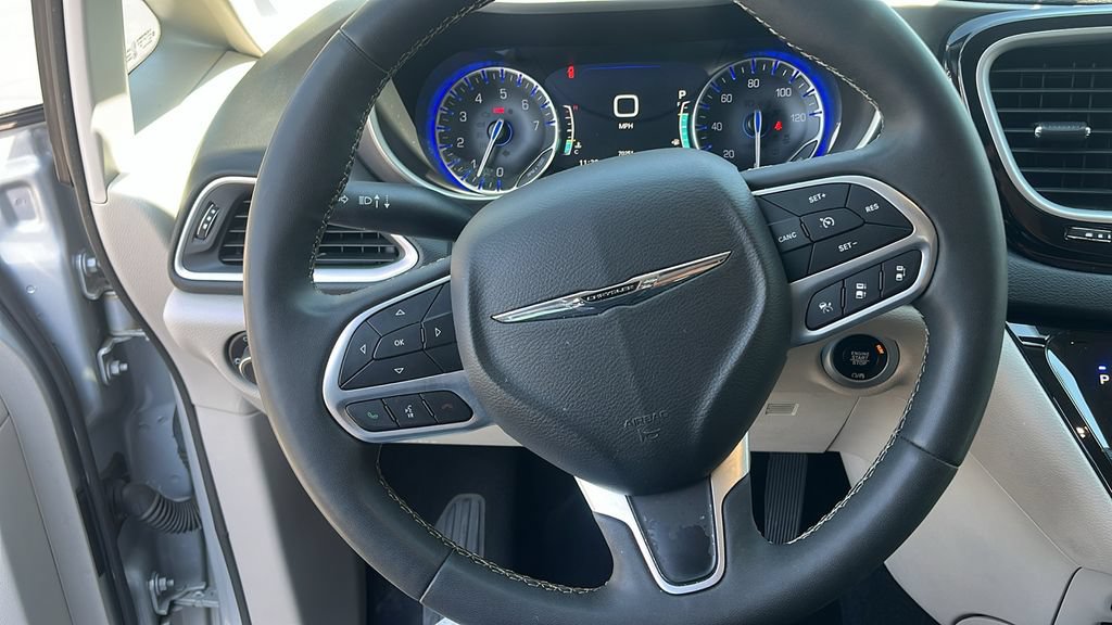 Used 2024 Chrysler Pacifica Touring-L FWD image 12