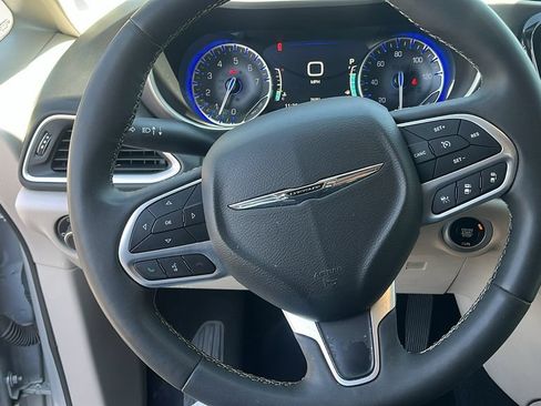 Used 2024 Chrysler Pacifica Touring-L FWD image 12