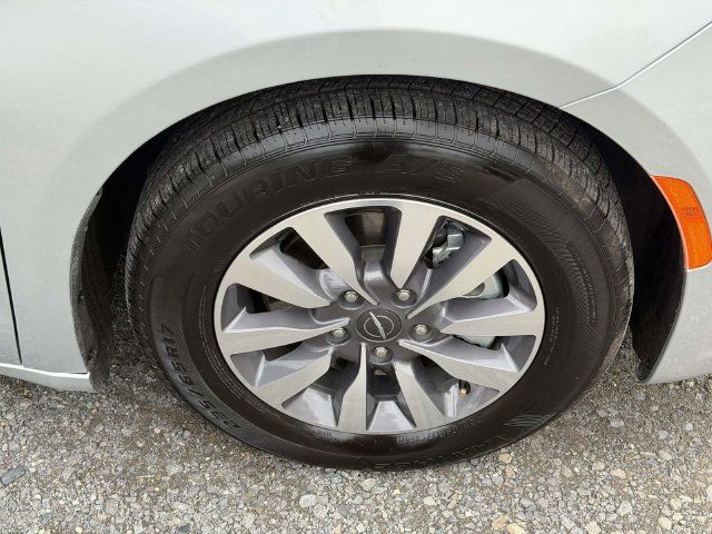 Used 2023 Chrysler Pacifica Limited FWD image 7