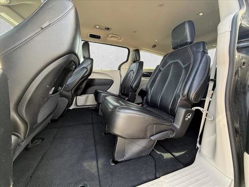 Used 2023 Chrysler Pacifica Touring-L FWD image 13