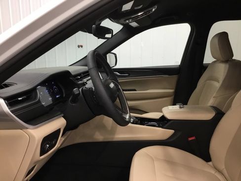 Used 2023 Jeep Grand Cherokee Limited AWD/4WD image 5