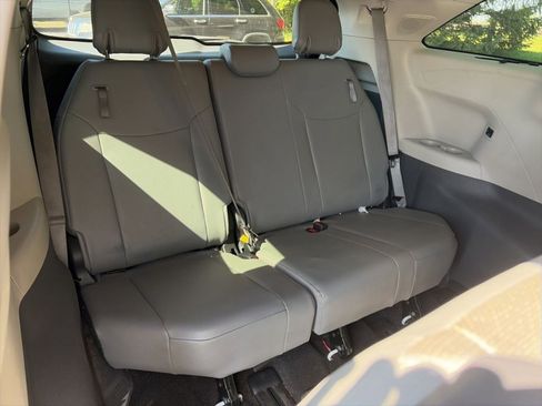 Used 2021 Toyota Sienna Limited FWD image 26