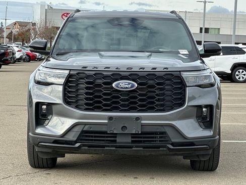 Used 2025 Ford Explorer ST-Line w/ ST-Line Street Pack image 9