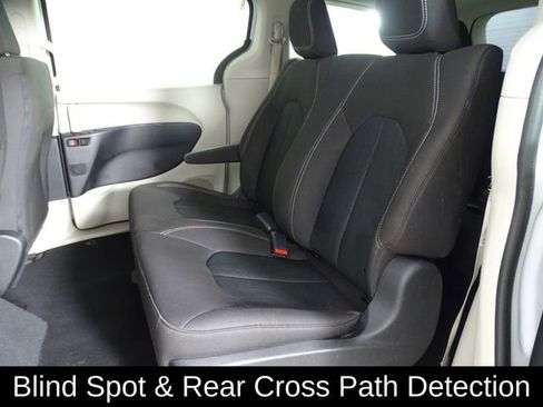 Used 2021 Chrysler Voyager L image 11