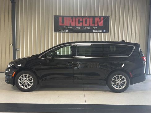 New 2026 Chrysler Pacifica Limited image 2