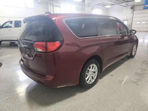 Used 2022 Chrysler Voyager LX image 5