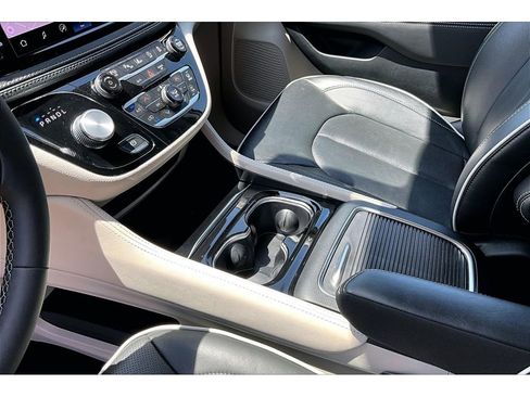 Certified 2023 Chrysler Pacifica Limited AWD/4WD image 18