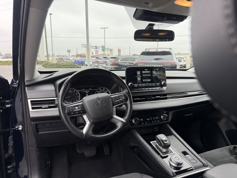 Used 2024 Mitsubishi Outlander SE image 16