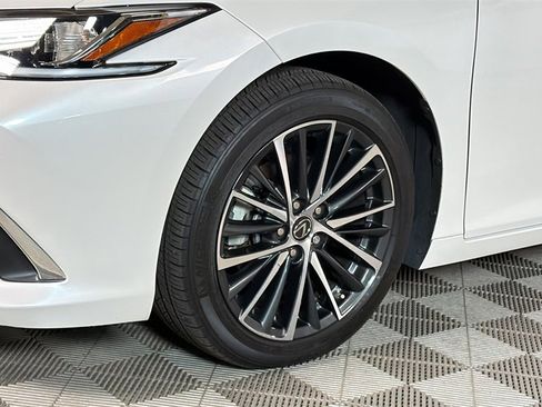 Certified 2025 Lexus ES 350 w/ Premium Package image 4