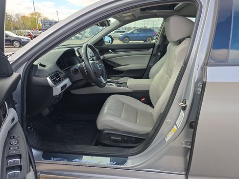 Used 2019 Honda Accord Touring image 14