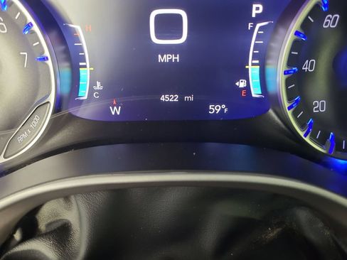 Used 2025 Chrysler Pacifica Select FWD image 10