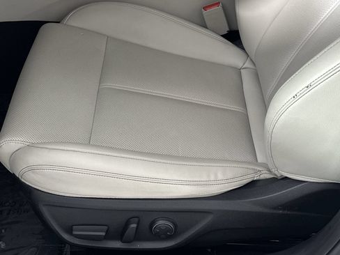 Used 2025 Genesis G70 2.5T RWD image 12