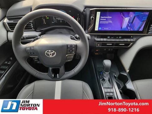 Used 2025 Toyota Camry SE image 29