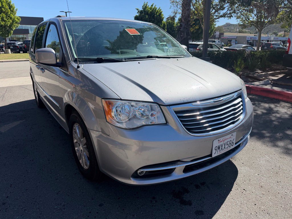 Used 2016 Chrysler Town & Country Touring FWD image 2