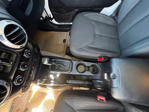 Used 2017 Jeep Wrangler Unlimited Rubicon w/ Connectivity Group AWD/4WD image 19