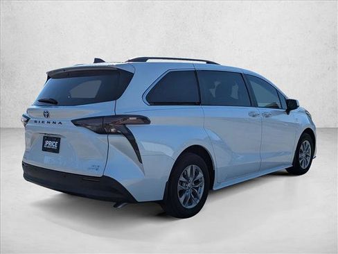 Used 2024 Toyota Sienna XLE FWD image 5