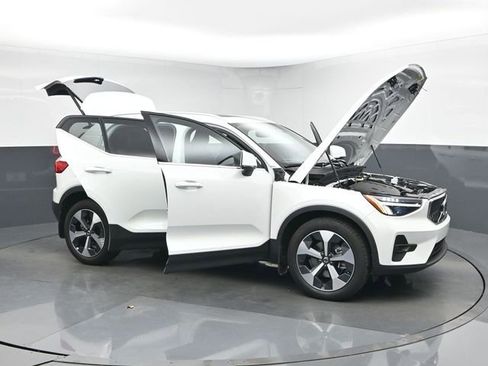 Used 2023 Volvo XC40 B4 Plus w/ Protection Package Premier image 51