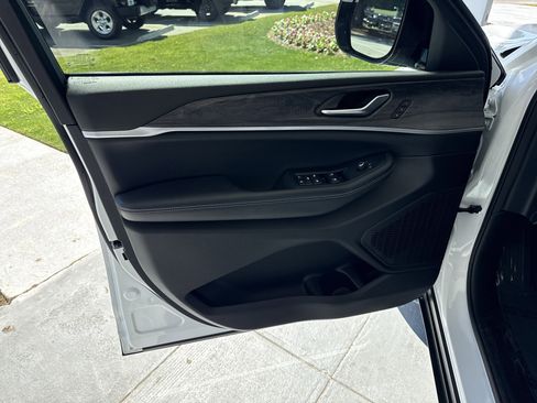 Used 2023 Jeep Grand Cherokee Limited w/ Black Appearance Package image 13