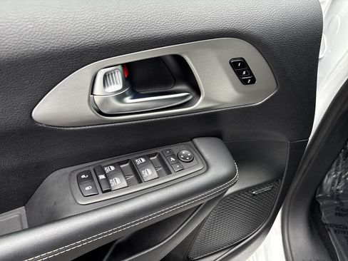 Used 2023 Chrysler Pacifica Limited w/ Uconnect Theater Family Group FWD image 15