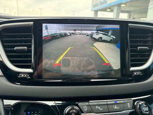 Used 2025 Chrysler Pacifica Select image 23