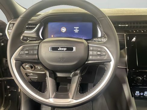 Used 2025 Jeep Grand Cherokee Altitude AWD/4WD image 19