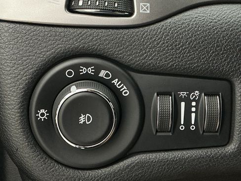 Used 2019 Jeep Cherokee Limited AWD/4WD image 37