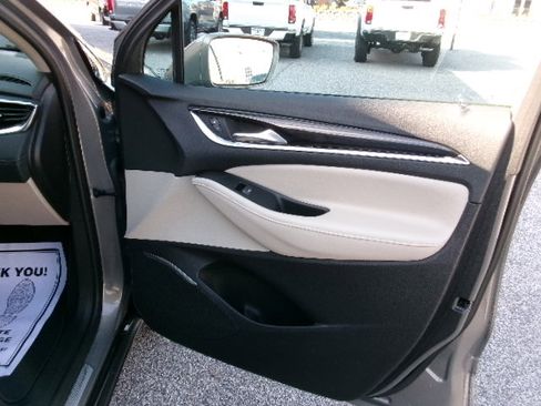 Used 2019 Buick Enclave Essence image 12