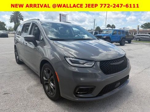 Used 2023 Chrysler Pacifica Touring-L w/ Road Tripper Package FWD image 4