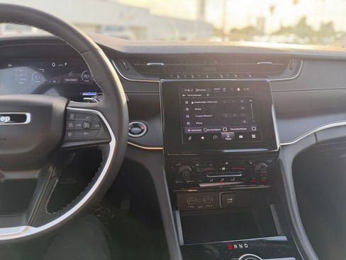 Used 2025 Jeep Grand Cherokee Altitude image 7