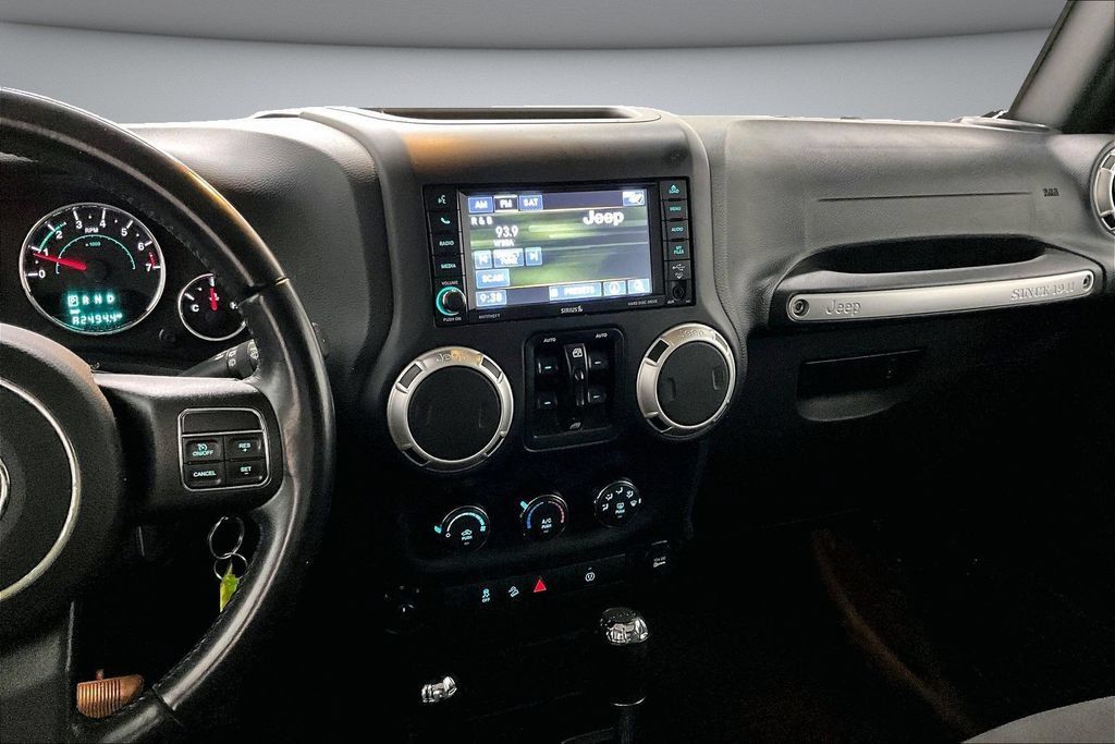 Used 2018 Jeep Wrangler Unlimited Rubicon w/ Connectivity Group AWD/4WD image 9