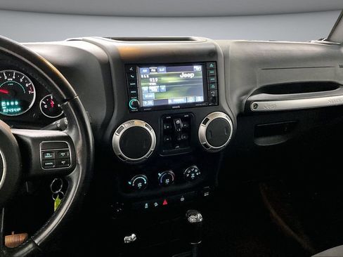 Used 2018 Jeep Wrangler Unlimited Rubicon w/ Connectivity Group AWD/4WD image 9