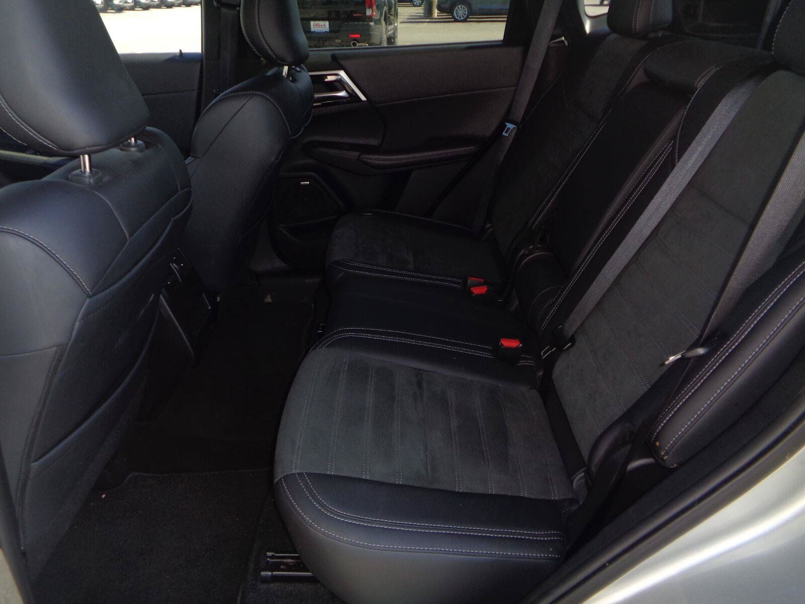Used 2025 Mitsubishi Outlander SE AWD/4WD image 17