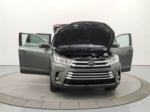 Used 2019 Toyota Highlander XLE image 11