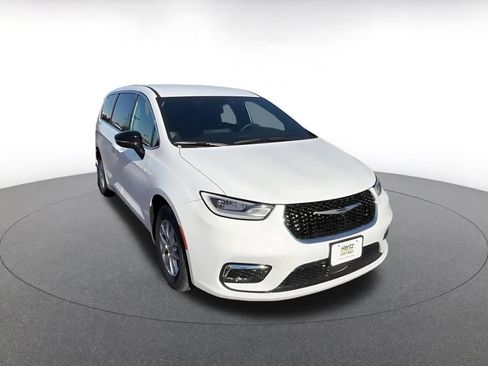 Used 2025 Chrysler Pacifica Select image 3