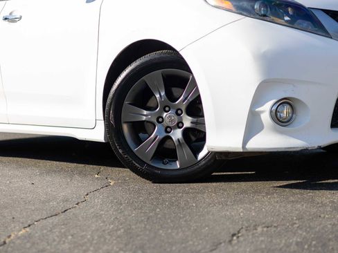Used 2015 Toyota Sienna SE image 10