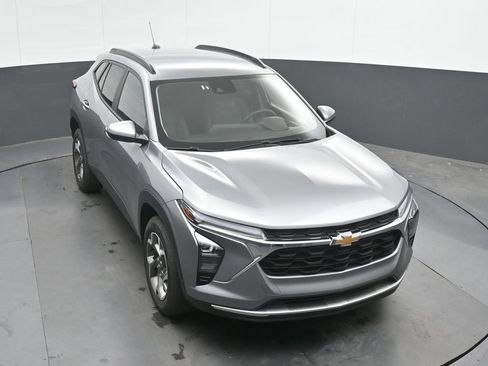 Used 2025 Chevrolet Trax LT w/ LT Convenience Package FWD image 31