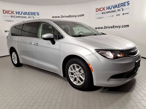 Used 2023 Chrysler Voyager LX FWD image 3