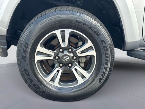 Used 2018 Toyota Tacoma TRD Sport AWD/4WD image 10