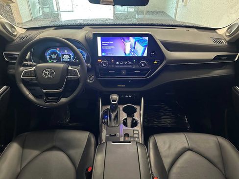Certified 2025 Toyota Highlander Platinum image 10