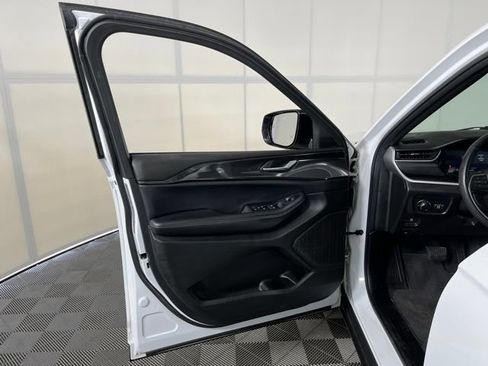 Used 2023 Jeep Grand Cherokee Altitude AWD/4WD image 12