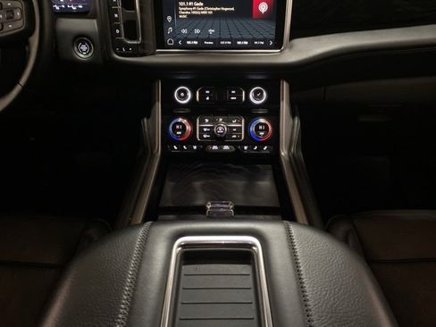 Used 2023 GMC Yukon XL Denali image 12