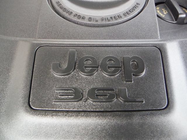 Certified 2023 Jeep Grand Cherokee Overland w/ Luxury Tech Group IV AWD/4WD image 17