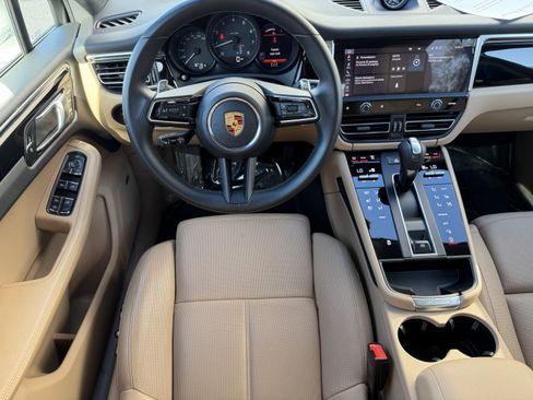 Certified 2022 Porsche Macan image 18
