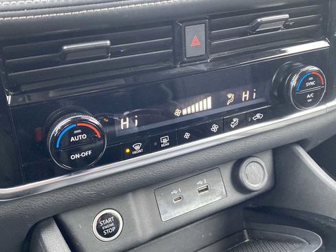 Used 2022 Nissan Rogue SV image 29