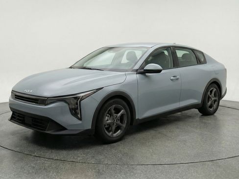 Used 2025 Kia K4 LXS image 3
