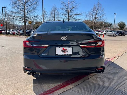 Used 2025 Toyota Camry SE image 7